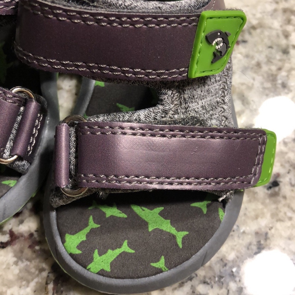🦈NWT Grey & Green Baby Shark Sandals- size 4 - Picture 4 of 5